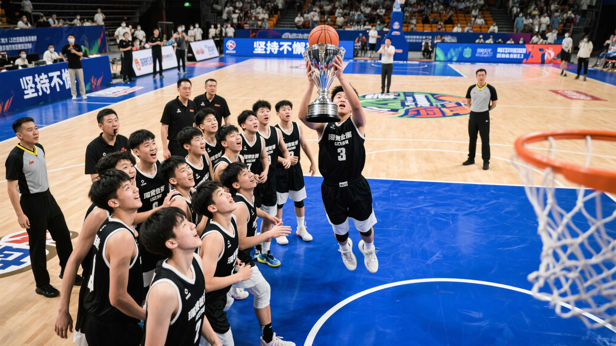 华侨大学勇夺CUBAL全国亚军，全队荣耀登台领取奖杯和奖牌